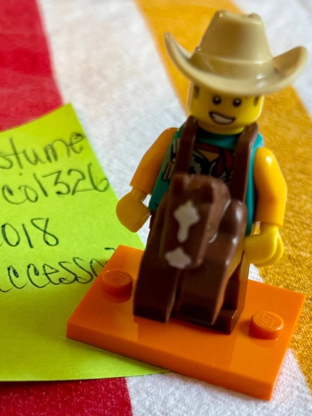 "Cowboy Costume Guy", Series 18 col326 With stand & accessories. LIKE NEW! - Picture 4 of 5